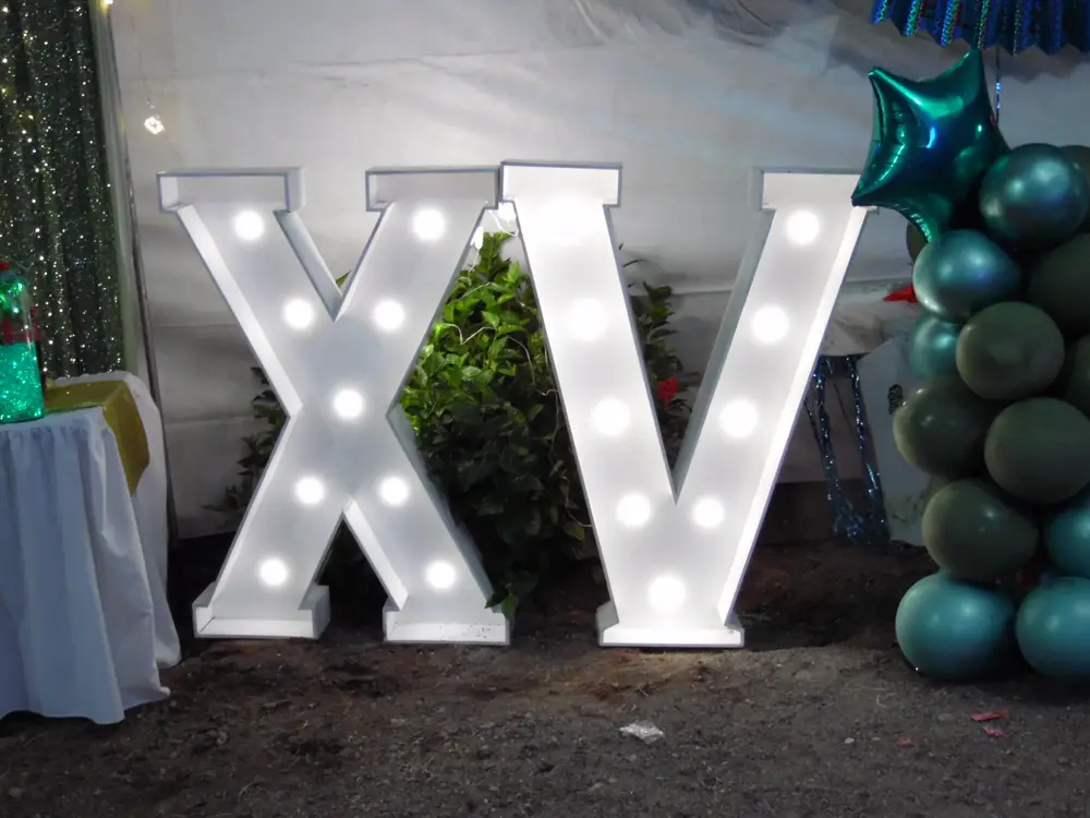 Letras gigantes iluminadas XV