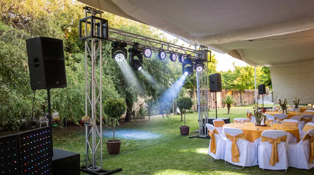 Jardín con truss, cabezas móviles y bocinas listo para boda