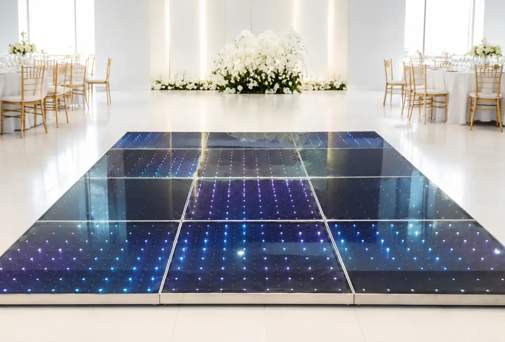 Pista de LEDs iluminada en salón