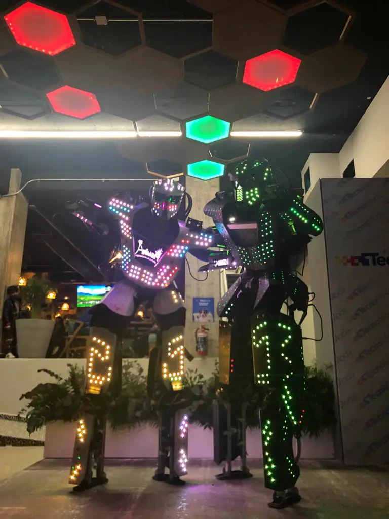 Dos robots LED con trajes iluminados en un evento